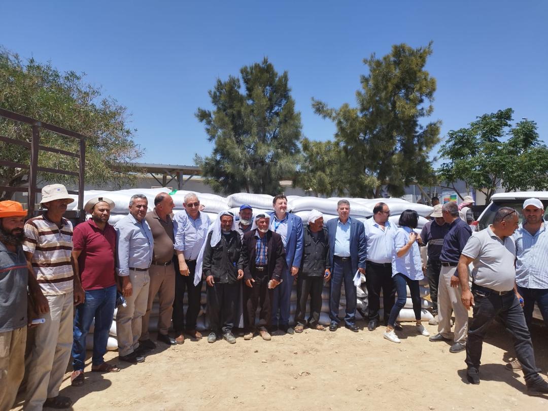 خلال توزيع الأعلاف على مربي الثروة الحيوانية في مسافر وبادية يطا